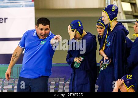 TRIEST, ITALIEN - JANUAR 20: Attila Biro Hungary Teamchef Trainer prepping Spieler von Ungarn während des Spiels zwischen Ungarn und Kasachstan bei Frauen Stockfoto