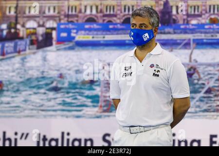 TRIEST, ITALIEN - JANUAR 20: Schiedsrichter Alessandro Severo während des Spiels zwischen Ungarn und Kasachstan bei den Frauen Wasserball Olympischen Spielen Qualificati Stockfoto