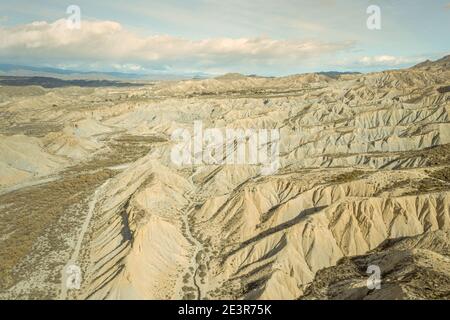 Drohne Luftaufnahme der Wüstenlandschaft von Tabernas in Andalusien Almeria Spanien nur Wüste in Europa Stockfoto