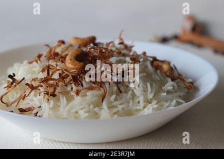 Hausgemachter aromatischer traditioneller Ghee-Reis für besondere Anlässe wie Weihnachten, Ostern, Onam und andere Feste Stockfoto