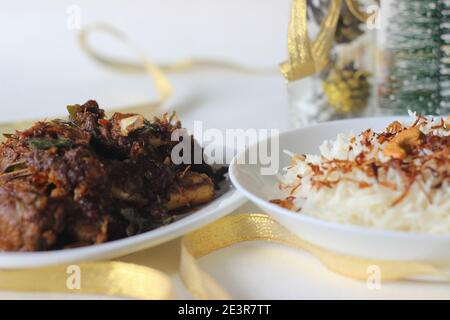 Aromatischer traditioneller Ghee-Reis und würziger Hammelbraten im Kerala-Stil für besondere Anlässe wie Weihnachten, Ostern, Onam und andere Feste zubereitet Stockfoto