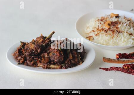 Aromatischer traditioneller Ghee-Reis und würziger Hammelbraten im Kerala-Stil für besondere Anlässe wie Weihnachten, Ostern, Onam und andere Feste zubereitet Stockfoto