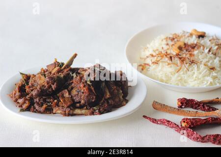 Aromatischer traditioneller Ghee-Reis und würziger Hammelbraten im Kerala-Stil für besondere Anlässe wie Weihnachten, Ostern, Onam und andere Feste zubereitet Stockfoto