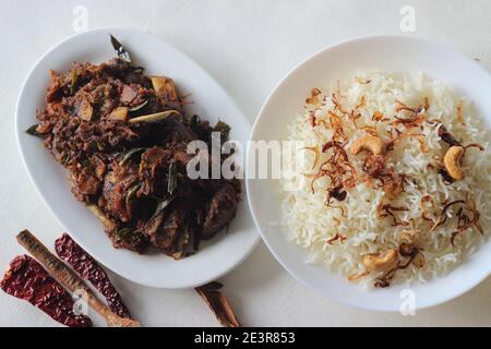 Aromatischer traditioneller Ghee-Reis und würziger Hammelbraten im Kerala-Stil für besondere Anlässe wie Weihnachten, Ostern, Onam und andere Feste zubereitet Stockfoto