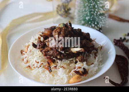 Aromatischer traditioneller Ghee-Reis und würziger Hammelbraten im Kerala-Stil für besondere Anlässe wie Weihnachten, Ostern, Onam und andere Feste zubereitet Stockfoto