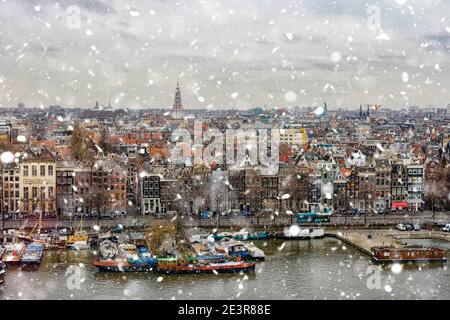 Blick auf Amsterdam im Winter und mit Schnee Stockfoto