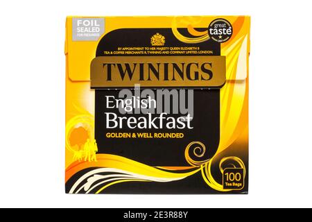Box mit Twinings English Breakfast Teebeutel Gold & gut abgerundet isoliert auf weißem Hintergrund - Teebeutel - Royal Warrant Stockfoto