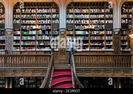 Innenraum von einem der berühmtesten Buchhandlungen in der Welt - Livraria Lello in Porto in Portugal Stockfoto