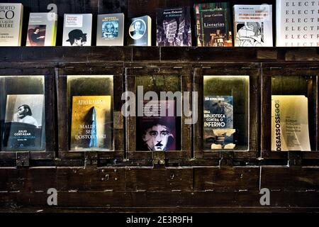 PORTUGAL / Lissabon / Almedina Rato/ Buchhandlungen/die Buchhandlung Almedina Rato war früher die Werkstatt des Buntglas- und Mosaikkünstlers Ricardo Leon. Stockfoto