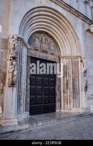 Hauptportal der Kathedrale St. Anastasia, romanische Kirche aus dem 12. Und 13. Jahrhundert, Zadar, Dalmatien, Kroatien Stockfoto