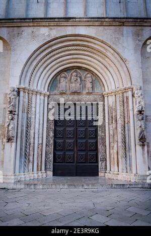 Hauptportal der Kathedrale St. Anastasia, romanische Kirche aus dem 12. Und 13. Jahrhundert, Zadar, Dalmatien, Kroatien Stockfoto