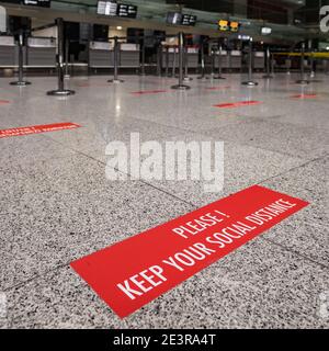Schilder auf dem Boden über soziale Distanzierung während Pandemie von Covid-19 Stockfoto
