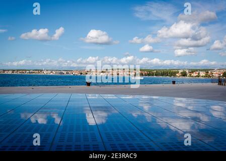 Der Gruß an die Sonne, Denkmal für zeitgenössische Kunst an der Küste, Zadar, Dalmatien, Kroatien Stockfoto