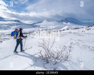 Skifahrer Skitouren im Rondane Nationalpark, Norwegen, Skandinavien Stockfoto