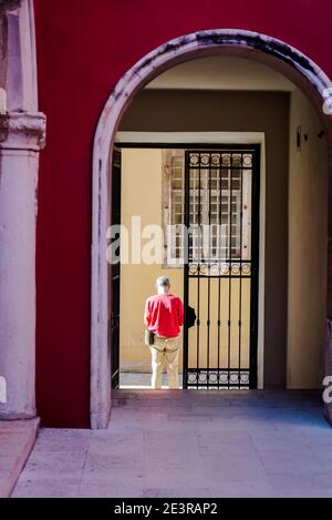 Mann umrahmt vom Bogen stehend, Zadar, Dalmatien, Kroatien Stockfoto