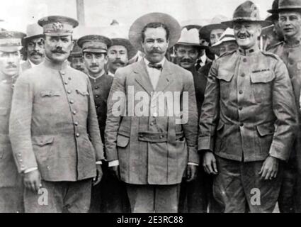 PANCHO VILLA (1878-1923) Mexikanischer Revolutionär im Zentrum nach einem Treffen mit US-General John J. Pershing rechts in Fort Bliss, Texas im Jahr 1914. Hinter der rechten Schulter von Villa befindet sich der mexikanische General Álvaro Obregón, der später während des Bürgerkrieges von 1914-15, der auf die Entfernung von Victoriano Huerta folgte, seinen rechten Arm gegen die Armee von Villa verlieren würde. Ganz rechts ist Pershings Adjutant 1st LT, George S.Patton. Stockfoto