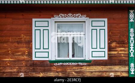 Fenster mit dekorativen hölzernen Fensterläden, Polen Stockfoto