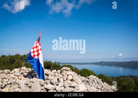 Kroatische Flagge auf Korinjak, die höchste pro der Insel auf 166m über dem Meeresspiegel, Insel Iz, Zadar Archipel, Dalmatien, Kroatien Stockfoto