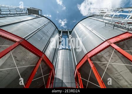 Metallwaren der Silobasis zur Lagerung von Getreidepflanzen. Leistungsstarke Stahlträger in roter Farbe. Stockfoto