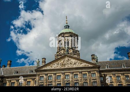 Nahaufnahme der Fassade mit Skulpturen und Kuppel mit goldener Uhr im Königlichen Palast von Amsterdam. Die Hauptstadt der Niederlande. Stockfoto