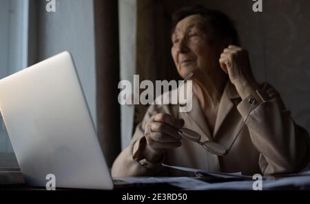 Rentnerin unzählige Papiere zu lesen und ist sehr konzentriert Stockfoto