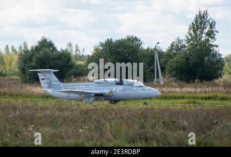 12. September 2020, Kaluga Region, Russland. Das Trainingsflugzeug Aero L-29 Delfin führt einen Trainingsflug auf dem Flugplatz Oreshkovo durch. Stockfoto