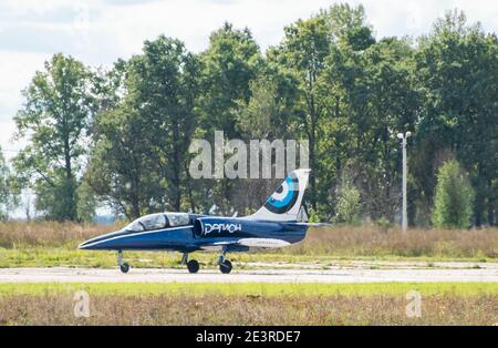 12. September 2020, Kaluga Region, Russland. Das Trainingsflugzeug Aero L-39 Albatros führt einen Trainingsflug auf dem Flugplatz Oreshkovo durch. Stockfoto