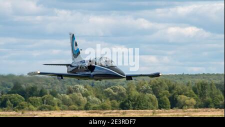 12. September 2020, Kaluga Region, Russland. Das Trainingsflugzeug Aero L-39 Albatros führt einen Trainingsflug auf dem Flugplatz Oreshkovo durch. Stockfoto