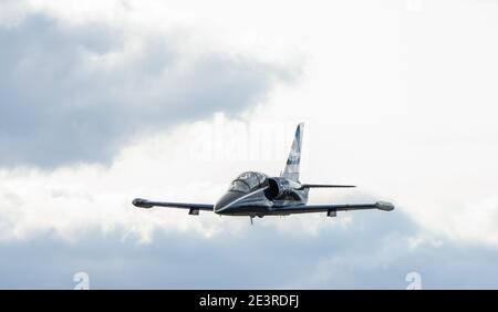 12. September 2020, Kaluga Region, Russland. Das Trainingsflugzeug Aero L-39 Albatros führt einen Trainingsflug auf dem Flugplatz Oreshkovo durch. Stockfoto