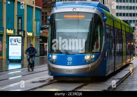 Birmingham, West Midlands, Großbritannien, 20. Januar 2021. Eine U-Bahn-Straßenbahn der West Midlands rollt durch den Regen, während schlechtes Wetter durch Sturm Christoph hereinfegt und das Land ernsthaft von Überschwemmungen bedroht ist. Kredit: Ryan Underwood / Alamy Live Nachrichten Stockfoto