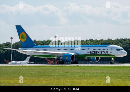 Juli 2019 In Moskau, Russland. Flugzeug Boeing 757-200 Usbekistan Airways am Flughafen Vnukovo in Moskau Stockfoto