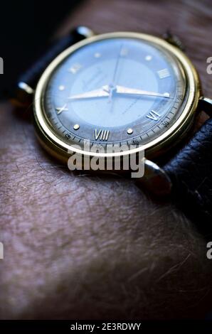 Vintage mechanische Handaufzug Accurist Gold 1930er Jahre Armbanduhr Stockfoto