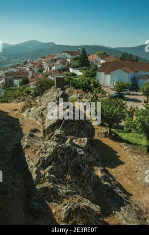 Alte Häuser auf dem Kamm mit Bäumen und Berglandschaft, von der Burg Marvão aus gesehen. Ein erstaunliches mittelalterliches befestigtes Dorf in Portugal. Stockfoto