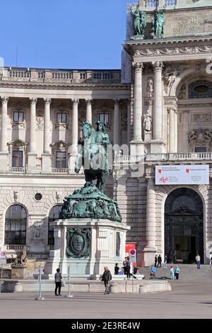 Wien, Österreich - 24. April 2019: Das Papyrus-Museum am Heldenplatz in der Hofburg. Das Museum beherbergt die größte Sammlung von Papyri in der w Stockfoto