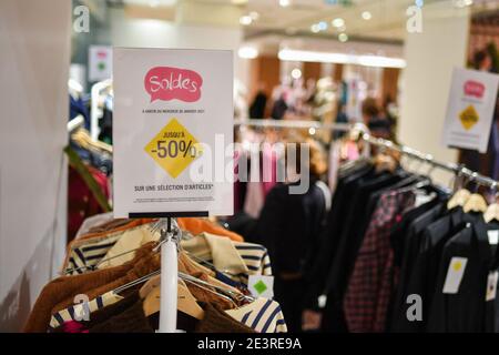 Paris, Frankreich. Januar 2021. Eröffnung des Winterverkaufs bei Galeries Lafayette in Paris, Frankreich am 20. Januar 2021. Foto von Lionel Urman/ABACAPRESS.COM Quelle: Abaca Press/Alamy Live News Stockfoto