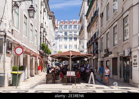 Lissabon, Portugal - 12. August 2017: Blick auf die Straße von Lissabon an sonnigen Tagen stehen die Menschen auf einer Terrasse im Straßenrestaurant im Schatten Stockfoto