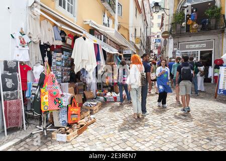 Sintra, Portugal - 14. August 2017: Touristen sind in der Nähe von Souvenirläden in der Altstadt von Sintra Stockfoto