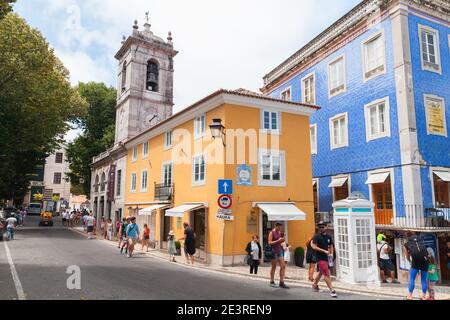 Sintra, Portugal - 14. August 2017: Blick auf die Straße mit Torre do Relogio oder Uhrturm, Sintra Altstadt. Gewöhnliche Menschen gehen die Straße entlang Stockfoto