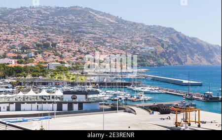 Funchal, Portugal - 20. August 2017: Blick auf den Funchail-Hafen an sonnigen Sommertagen Stockfoto