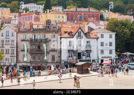 Sintra, Portugal - 14. August 2017: Praca da Republica oder Platz der Republik von Sintra Altstadt. Gewöhnliche Menschen gehen die Straße entlang Stockfoto