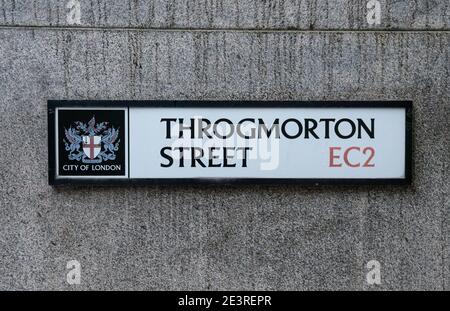 Ein Straßenschild für die Throgmorton Street, im Londoner Finanzviertel City, wo die erste Cannabisfabrik der Stadt in der Nähe der Bank of England entdeckt wurde, da Kriminelle die ruhigen Straßen der Square Mile nutzen, teilte die Polizei mit. Bilddatum: Mittwoch, 20. Januar 2021. Stockfoto