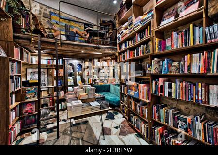 FRANKREICH / Iie-de-France / Paris /junger Mann beim Lesen von Büchern bei Shakespeare and Company in Paris . Stockfoto