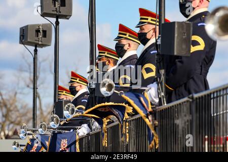 WASHINGTON, DC - 20. JANUAR: Mitglieder der U.S. Army Band 'Pershing's Own' blicken auf die Einweihung des US-Präsidenten Joe Biden an der Westfront des US-Kapitols am 20. Januar 2021 in Washington, DC. Während der heutigen Einweihungszeremonie wird Joe Biden zum 46. Präsidenten der Vereinigten Staaten. Kredit: Tasos Katopodis / Pool via CNP / MediaPunch Stockfoto