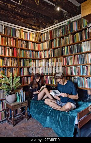 FRANKREICH / Iie-de-France / Paris /Junges Paar beim Lesen von Büchern bei Shakespeare and Company in Paris . Stockfoto