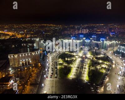 Luftaufnahme Nacht mit Feiertagen Beleuchtung Lichter von Derzhprom und Karazina National University auf Freiheit Svobody Square Charkiw, Ukraine Stockfoto