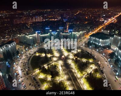 Luftaufnahme Nacht mit Feiertagen Beleuchtung Lichter von Derzhprom und Karazina National University on Freedom Svobody Square Zirkus Charkiw, Ukraine Stockfoto