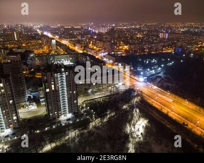 Kharkiv Stadtzentrum Drohne Blick auf Nauky Avenue. Botanischer Garten Sarzhyn Yar und mehrstöckige moderne hohe Gebäude in der Nacht. Luftaufnahme auf Stadtlicht Stockfoto