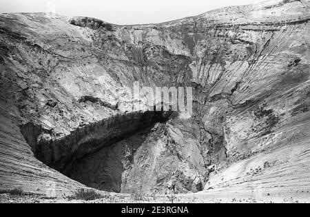 Tansania. Dies ist die eingestürzte Caldera des aktiven Vulkans Ol Doinyo Lengai 9711 Meter hoch in der Nähe des Natron-Sees im Rift-Tal von Tansania in Ostafrika, wie es im August 1976 während einer kleinen Expedition von Mitgliedern des Mountain Club of Kenya war. Nicht lange nach Lengai bekannt für die Maasai als der Berg Gottes ausbrach Veränderung der Caldera und Kraterrand. Lengai hatte seit dieser Zeit 2002,2008 mehrere Eruptionen und war in mehreren Fernsehdokumentationen von David Attenborough zu sehen Stockfoto