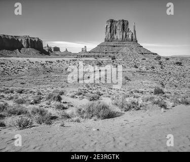 Usa. Die fabelhafte Berg- und Wüstenlandschaft des Monument Valley in Schwarzweiß im Monument Valley National Park von Arizona in den Vereinigten Staaten. Hier aus der Nähe von John Ford Point übersehen, die während der epischen Dreharbeiten des Angriffs und Haarerjagd von so genannten feindlichen Red Indians der sechs Team Pferd angetrieben Wells Fargo Stage Coach im Western-Film Stagecoach, der einen sehr jungen aufstrebenden Schauspieler spielte verwendet wurde Genannt John Wayne, ist es ein klassisches Stück der Filmherstellung. Stockfoto