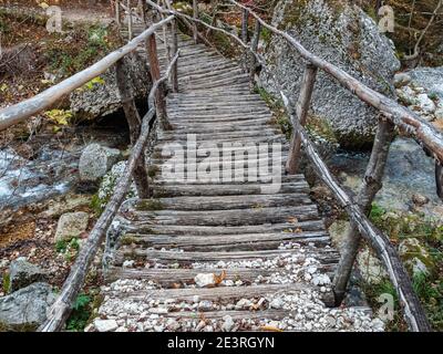 Holzbrücke über einen Bergfluss. Nationalpark Maiella, Abruzzen, Italien Stockfoto